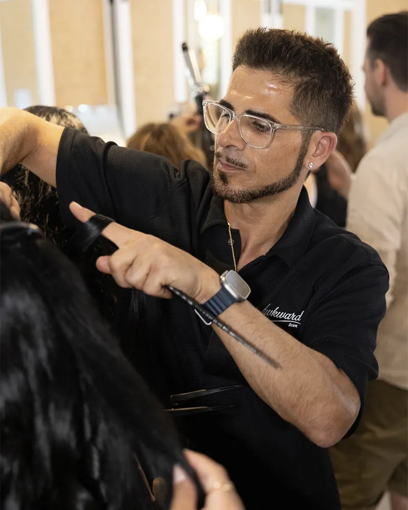 Friseur Phillip Seven aus Delmenhorst backstage bei der Swim Week Miami 2026