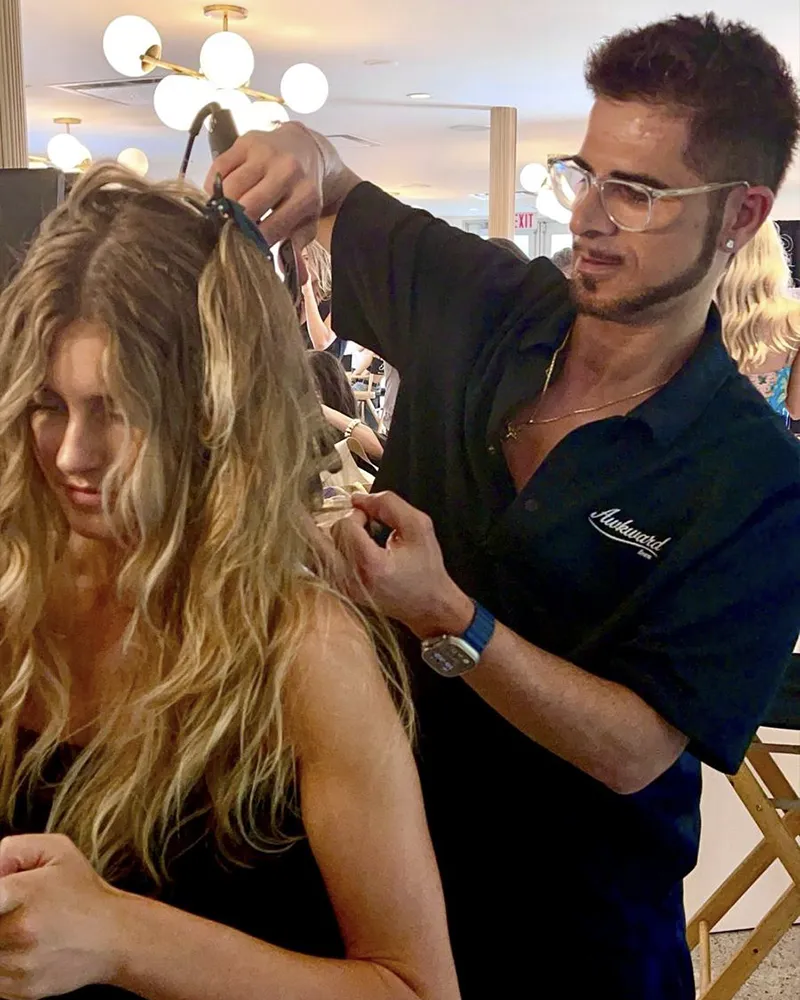 Model mit Frisur von Phillip Seven auf dem Laufsteg der Swim Week Miami 2026